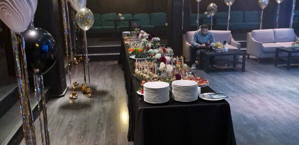 Концертная площадка с панорамными окнами