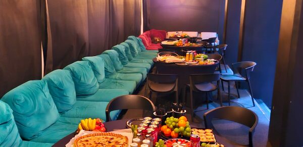 Концертная площадка с панорамными окнами