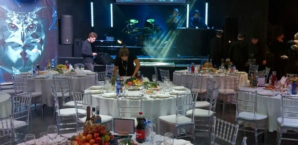 Концертная площадка с панорамными окнами