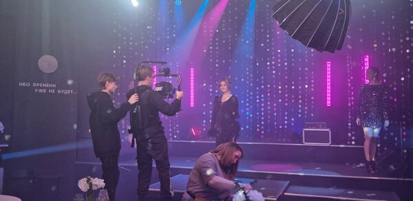 Концертная площадка с панорамными окнами