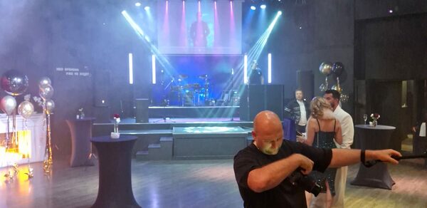 Концертная площадка с панорамными окнами