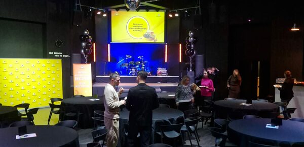 Концертная площадка с панорамными окнами