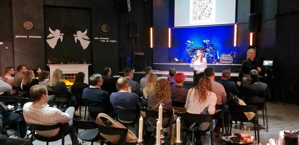 Концертная площадка с панорамными окнами