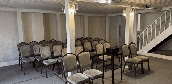 Двухэтажный зал в светлых тонах