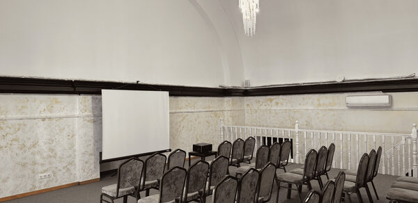 Двухэтажный зал в светлых тонах