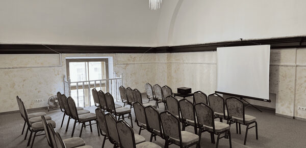 Двухэтажный зал в светлых тонах