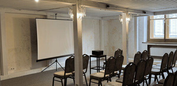 Двухэтажный зал в светлых тонах