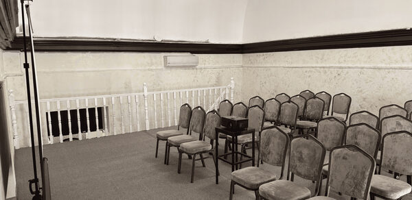 Двухэтажный зал в светлых тонах