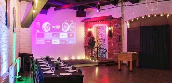 Уютный лофт со сценой и барной стойкой