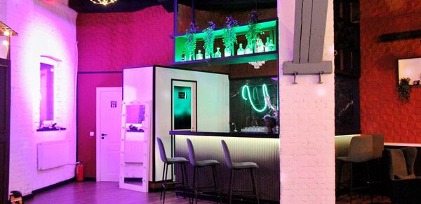 Уютный лофт со сценой и барной стойкой