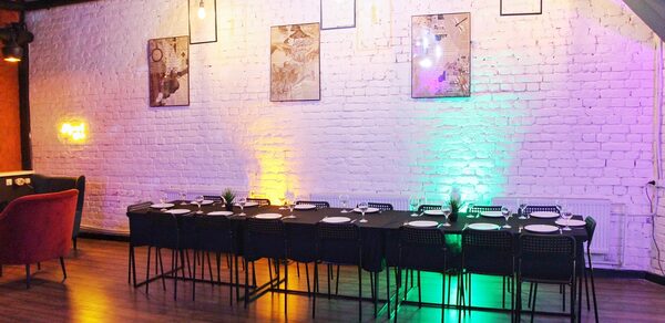 Уютный лофт со сценой и барной стойкой