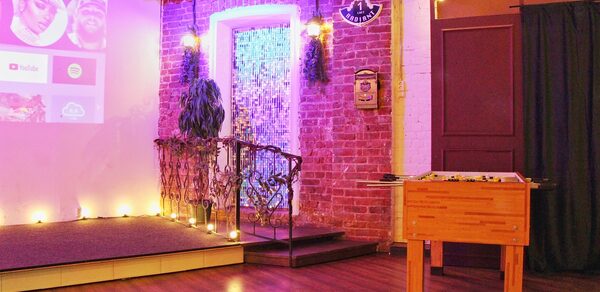 Уютный лофт со сценой и барной стойкой