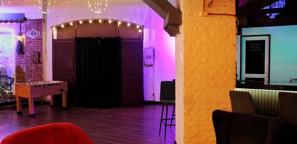 Уютный лофт со сценой и барной стойкой