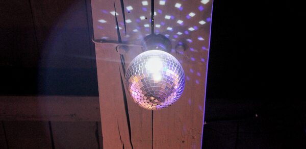 Уютный лофт со сценой и барной стойкой