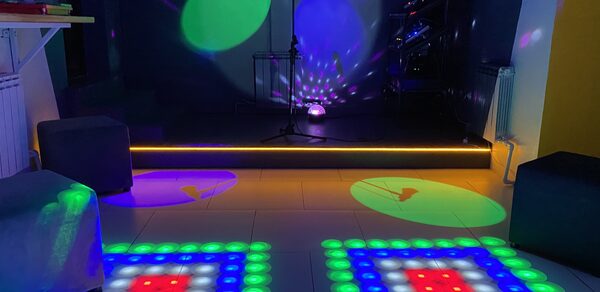 Музыкальный лофт на Тульской. Фиолетовая подсветка.