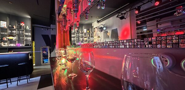 Музыкальный лофт на Тульской. Барная стойка со стульями.