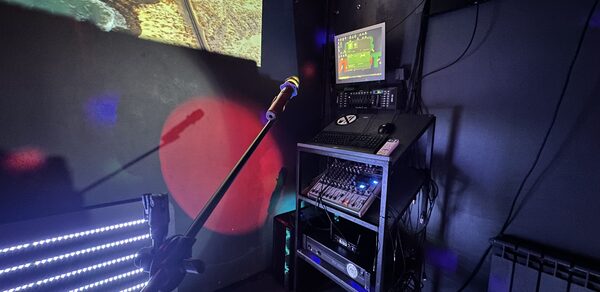 Музыкальный лофт на Тульской. Напольная светомузыка для диско вечеринки.