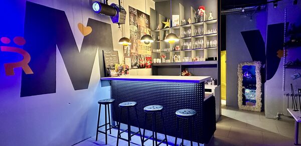 Музыкальный лофт на Тульской. Микрофон для караоке с лазерным светом в лофте.