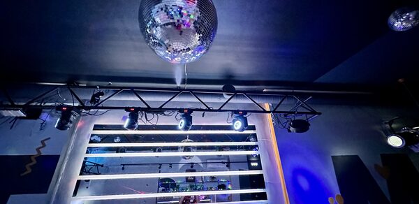 Музыкальный лофт на Тульской. Лазерный эффект на танцполе.