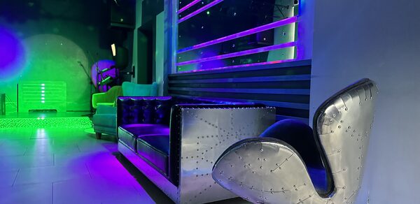 Музыкальный лофт на Тульской. Диваны с подушками, зеркальная стена, сцена, проекция на стену.