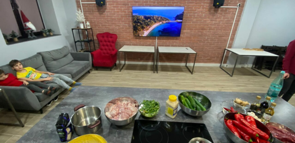 Многофункциональный лофт-кухня с островком