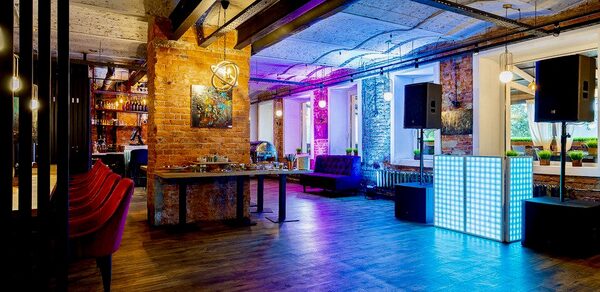 Розенштейн. Уютный зал в стиле лофт 120 кв.м