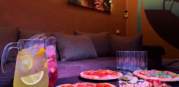 Зал Ямайка. Лофт с большим диваном и экраном