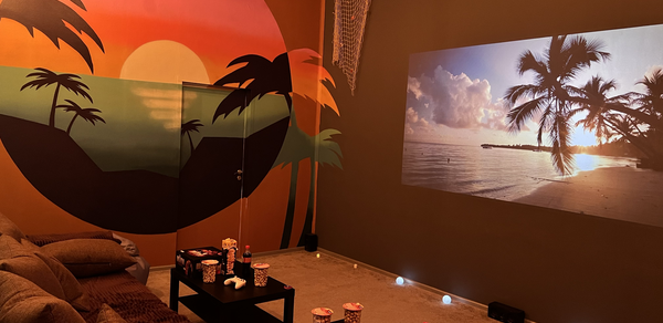 Зал Ямайка. Лофт с большим диваном и экраном