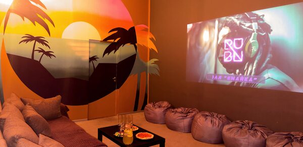 Зал Ямайка. Лофт с большим диваном и экраном