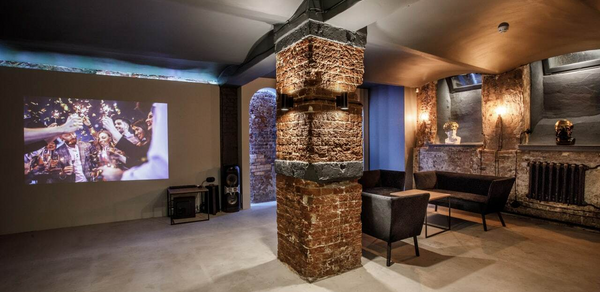 Лофт-зал с грифельной стеной