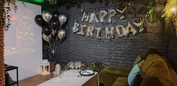 Небольшая лофт-комната с растением 