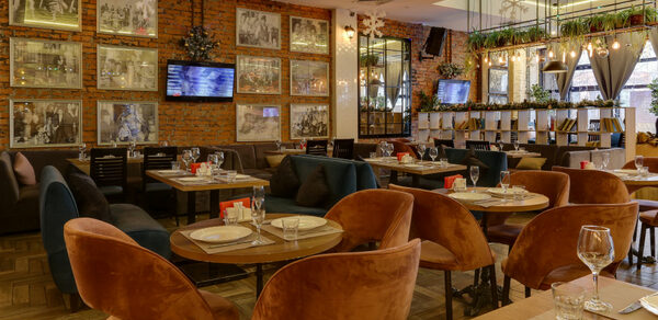 Территория  Просторный бар-ресторан