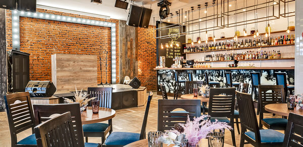 Территория  Просторный бар-ресторан