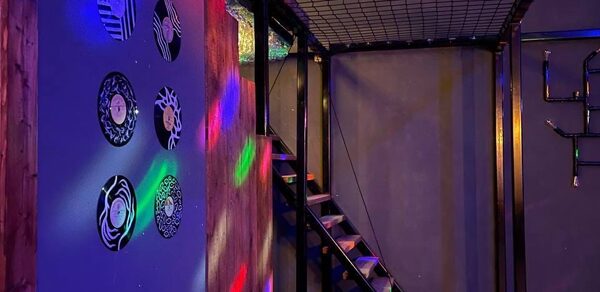 Подъём. Просторный лофт с сеткой-гамаком