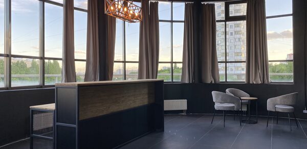 Высота Лофт Панорамный лофт в строгих тонах