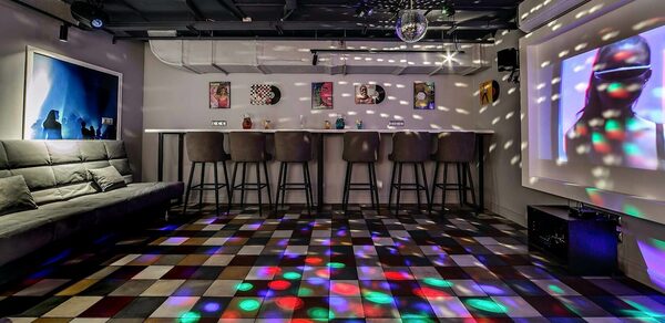 Party Time (Пати Тайм). Лофт-зал в диско стиле 