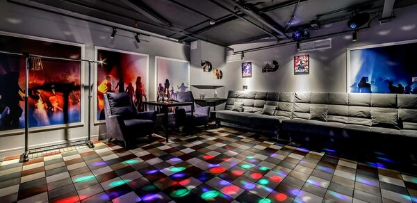Party Time (Пати Тайм). Лофт-зал в диско стиле 
