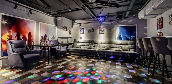 Party Time (Пати Тайм). Лофт-зал в диско стиле 