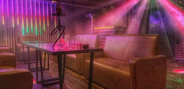 Forest(Лес). Лофт-пространство с диванами и столом. На столе кальян и стаканы. Вертикальные светодиоды на стене, разноцветные лазеры на потолке. Стены из темного кирпича, пол из темного дерева. Теплое, разноцветное освещение, эффект дыма.