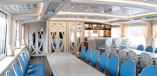 Двухпалубный теплоход премиум класса