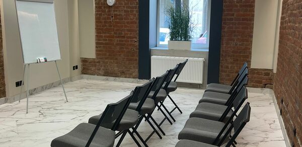 Статский Советник. Небольшой конференц-зал на 20 человек 