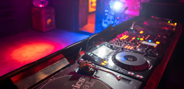 Клуб с профессиональным звуковым оборудованием