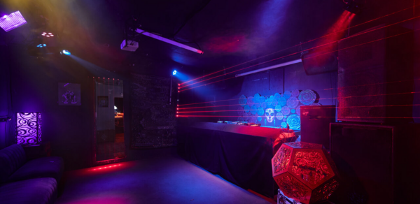 Клуб с профессиональным звуковым оборудованием