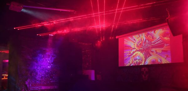 Клуб с профессиональным звуковым оборудованием