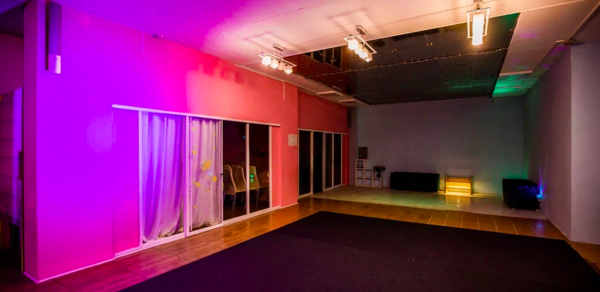 EmpireLoft Лофт с зеркальным потолком