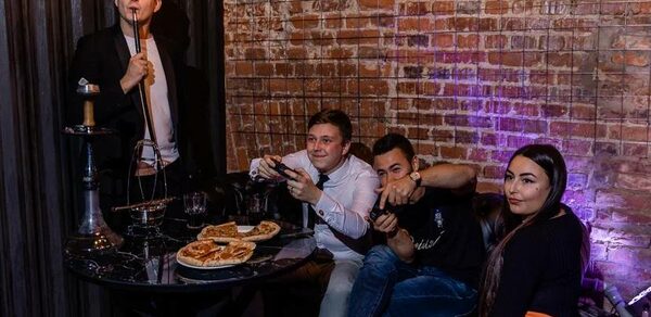 Стильная лаундж комната с приставкой