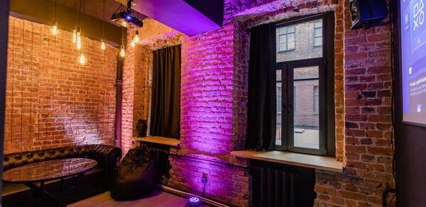 Стильная лаундж комната с приставкой