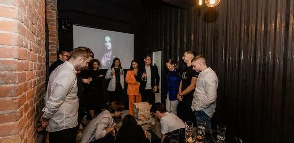 Стильная лаундж комната с приставкой