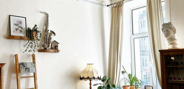 Уютное пространство с большими окнами 