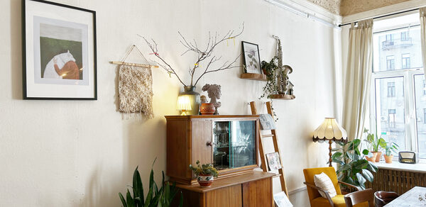 Уютное пространство с большими окнами 